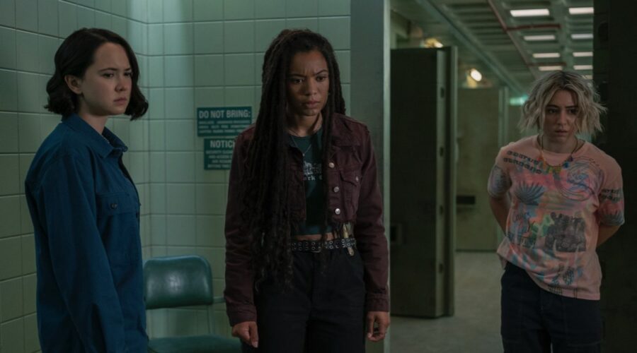 Da sinistra: London Thor (Jordan Li), Jaz Sinclair (Marie Moreau) e Lizzie Broadway (Emma Meyer) nel finale di “Gen V”. Crediti: Brooke Palmer/Prime Video.