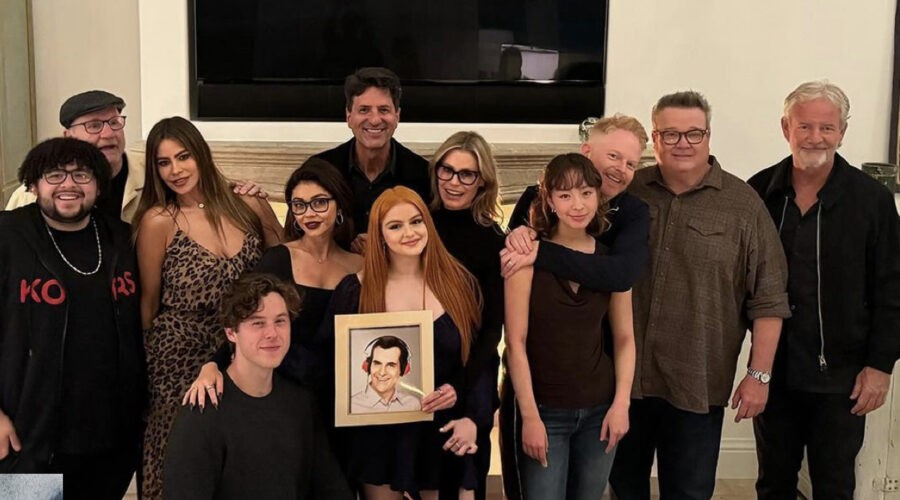 Il Cast Di Modern Family Riunito Su Instagram Credits Via Instagram