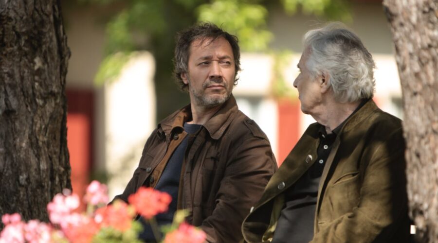Da sinistra: Bruno Debrandt e Pierre Arditi in una scena de “Il Giustiziere”. Credits: Sky.