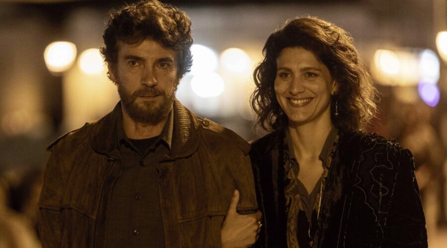 Da sinistra: Alessio Boni (Fenoglio) e Giulia Bevilacqua (Serena) ne “Il Metodo Fenoglio - L'estate fredda”. Credits: Rai Fiction/Clemart.