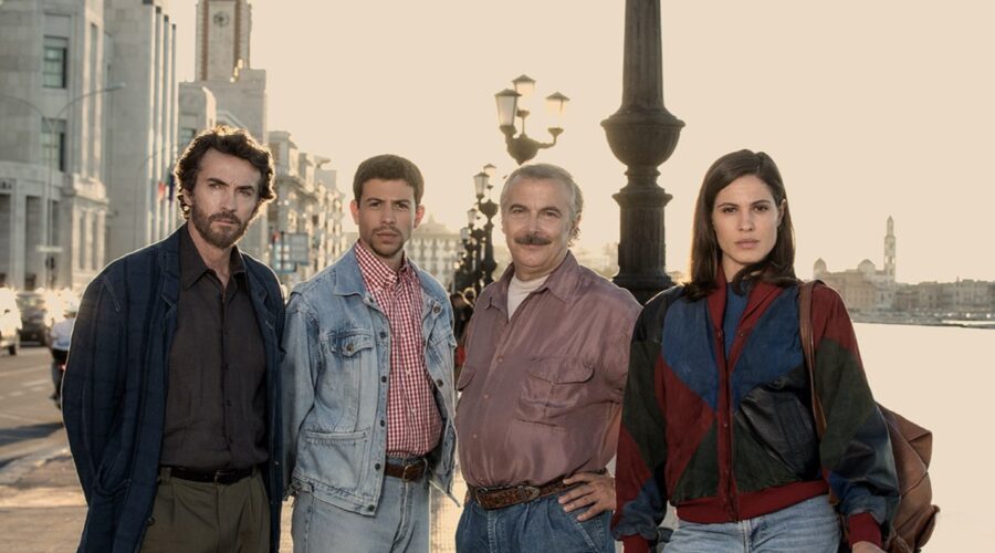 Da sinistra: Alessio Boni (Fenoglio) Francesco Centorame (Montemurro) Paolo Sassanelli (Pellecchia) e Giulia Vecchio (Gemma D'Angelo) ne “Il Metodo Fenoglio - L'estate fredda”. Credits: Rai Fiction/Clemart.