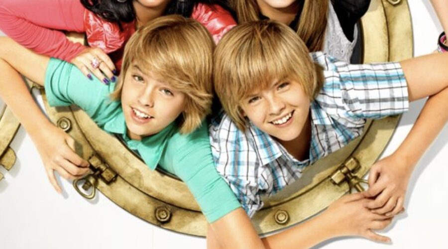 Immagine Di Copertina Di Zack E Cody Sul Ponte Di Comando Credits Disney Plus