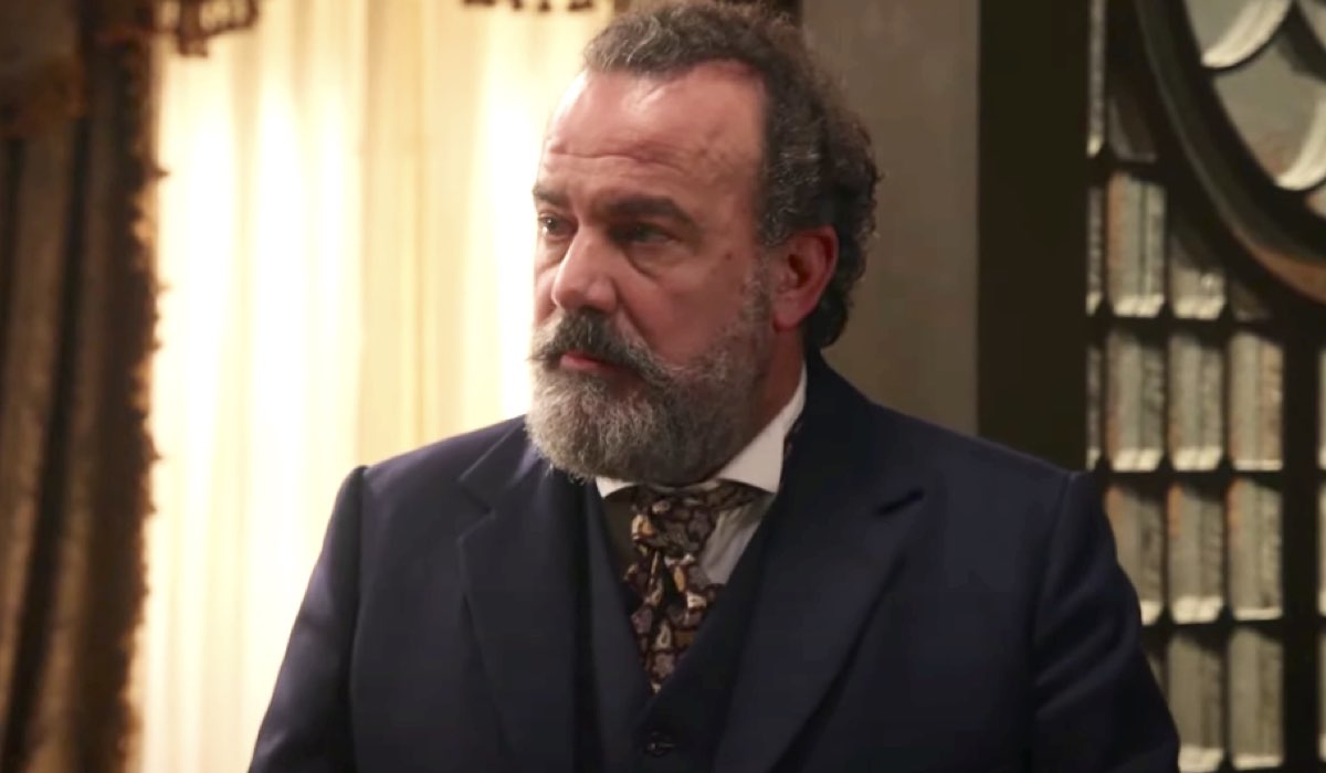 Manuel Regueiro (Alonso de Luján) in una scena de “La Promessa”. Credits: Cattura schermo/RTVE/YouTube.