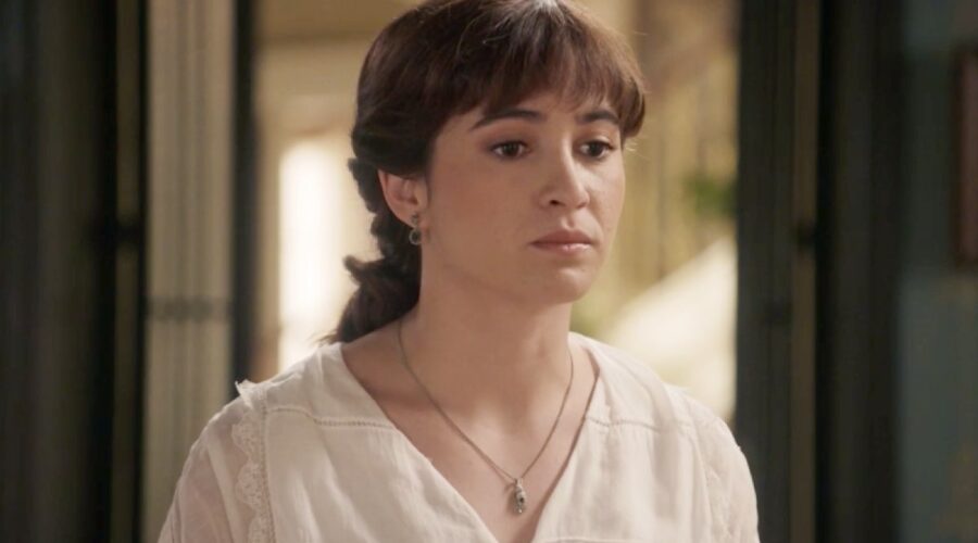 Carmen Asecas (Catalina Luján) in una scena de “La Promessa”. Credits: Cattura schermo/Mediaset Infinity.
