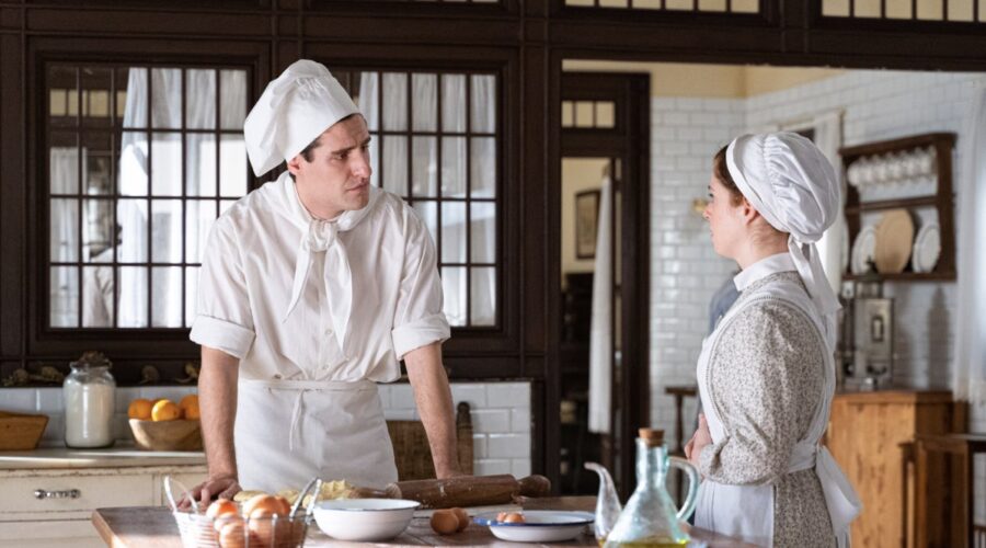 Da sinistra: Enrique Fortún (Lope Ruiz) e Sara Molina (Maria Fernández) in una scena de “La Promessa”. Credits: RTI Mediaset.