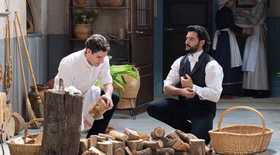 Da sinistra: Enrique Fortún (Lope Ruiz) e Antonio Velázquez (Mauro Moreno) in una scena de “La Promessa”. Credits: RTI Mediaset.