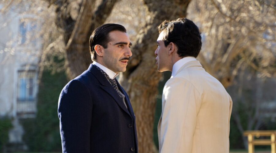 Da destra: Xavi Lock (Curro De La Mata) e Guillermo Serrano (Lorenzo) in una scena de “La Promessa”. Credits: RTI Mediaset.