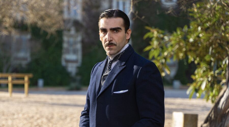 Guillermo Serrano (Lorenzo) in una scena de “La Promessa”. Credits: RTI Mediaset.