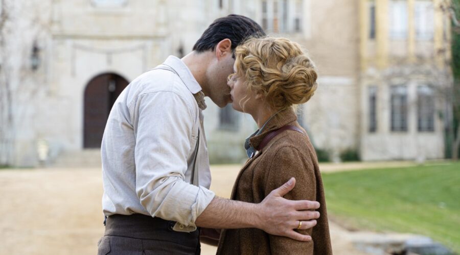 Da sinistra: Arturo Sancho (Manuel Luján) e Ana Garces (Jana Exposito) in una scena de “La Promessa”. Credits: RTI Mediaset.