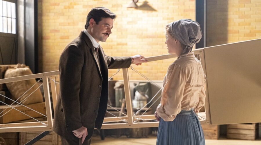 Da sinistra: Arturo Sancho (Manuel Luján) e Ana Garces (Jana Exposito) in una scena de “La Promessa”. Credits: RTI Mediaset.