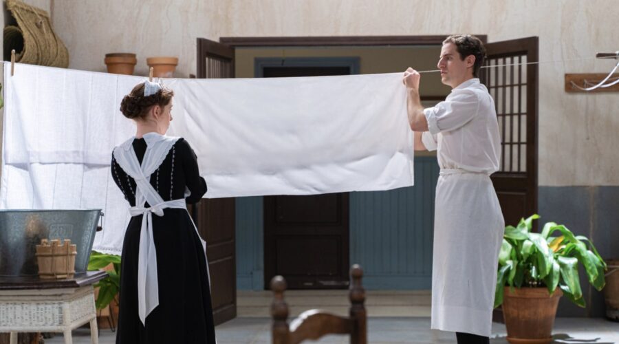 Da sinistra: Sara Molina (Maria Fernández) ed Enrique Fortún (Lope Ruiz) in una scena de “La Promessa”. Credits: RTI Mediaset.