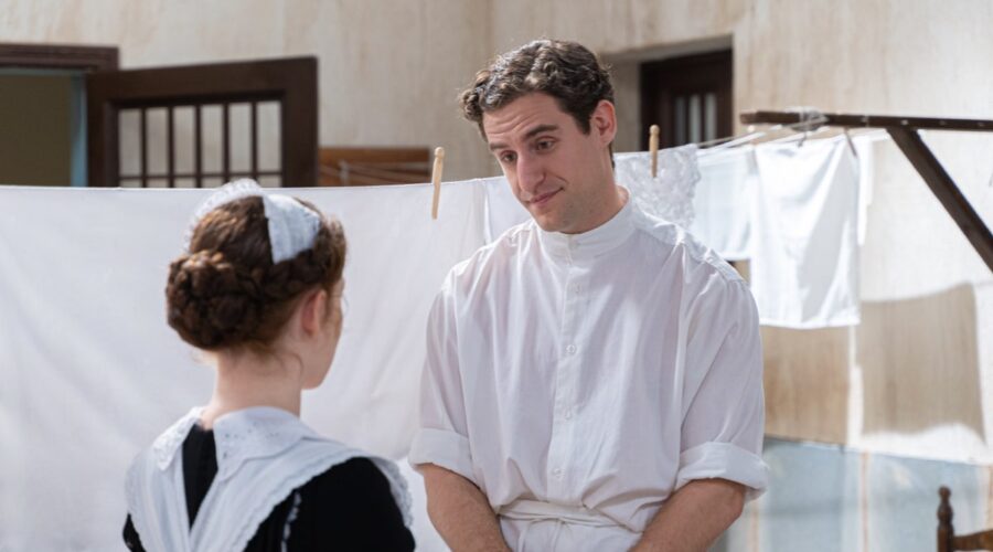 Da sinistra: Sara Molina (Maria Fernández) ed Enrique Fortún (Lope Ruiz) in una scena de “La Promessa”. Credits: RTI Mediaset.