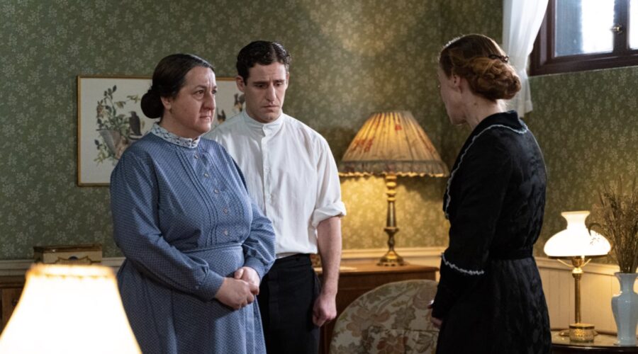 Da sinistra: Carmen Flores (Simona Martínez), Enrique Fortún (Lope Ruiz) e María Castro (Pia Adarre) in una scena de “La Promessa”. Credits: RTI Mediaset.