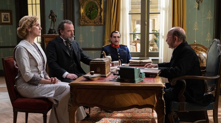 Da sinistra: Eva Martín (Cruz Ezquerdo), Manuel Regueiro (Alonso Luján) e Guillermo Serrano (Lorenzo De La Mata) ne “La Promessa”. Credits: RTI Mediaset.