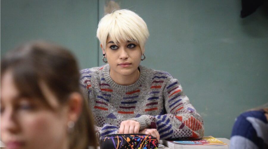 Margherita Aresti (Nina) in una scena di “Un Professore 2”. Credits: Anna Camerlingo, Banijay Studios e Rai.