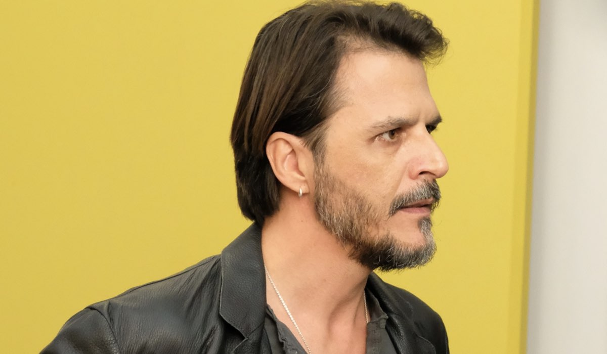 Mehmet Günsür (Arturo Minerva​​​​​​) in una scena di 