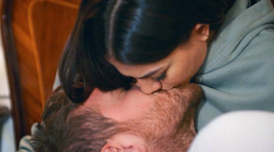 Baris bacia Zeynep in “My Home My Destiny”. Credits: Cattura schermo/Mediaset Infinity.