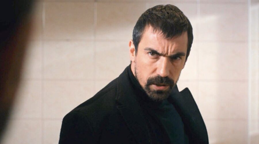 Mehdi incastrato dagli uomini di Veysi in “My Home My Destiny” seconda stagione. Credits: Cattura schermo/Mediaset Infinity.