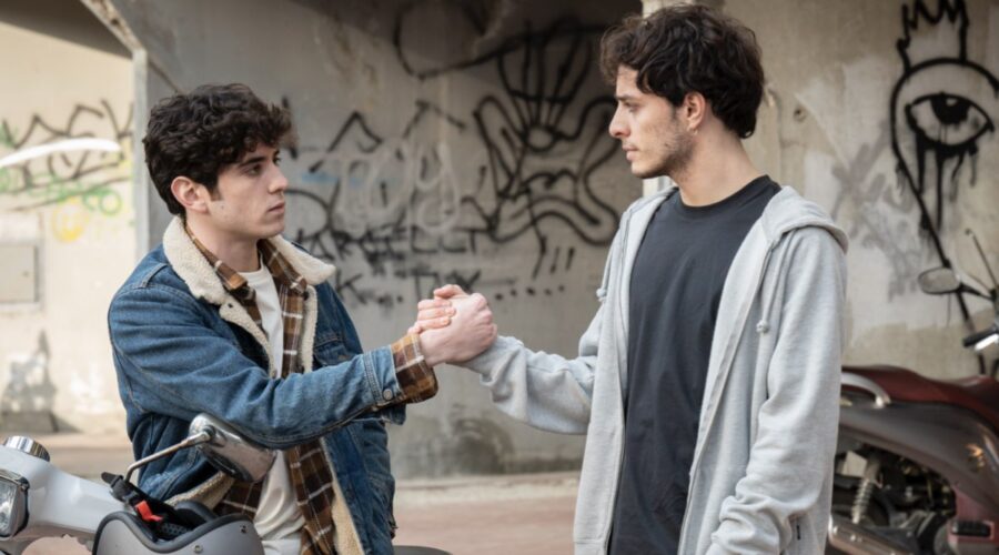 Da sinistra: Nicolas Maupas (Simone Balestra) e Damiano Gavino (Manuel Ferro) in una scena dell'episodio 10 di