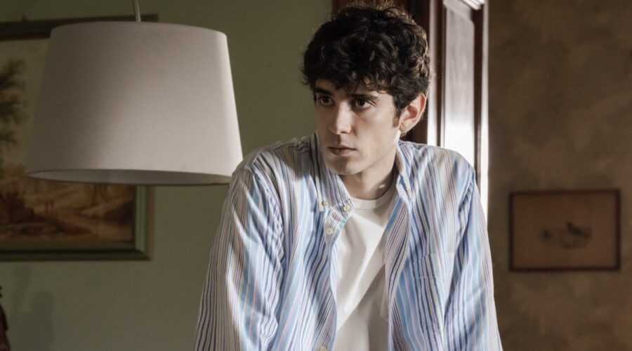 Nicolas Maupas (Simone Balestra) in una scena dell'episodio 11 di