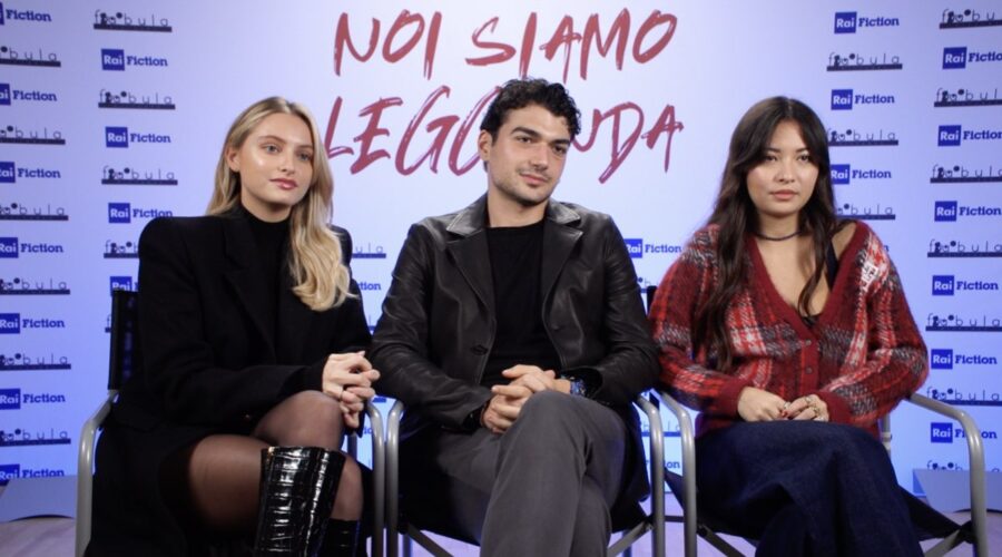 Da sinistra: Beatrice Vendramin, Giacomo Giorgio e Giulia Lin nell'intervista per “Noi Siamo Leggenda”. Credits: Tvserial.it.
