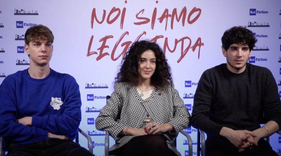 Da sinistra: Milo Roussel, Sofya Gershevich e Nicolas Maupas nell'intervista per “Noi Siamo Leggenda”. Credits: Tvserial.it.