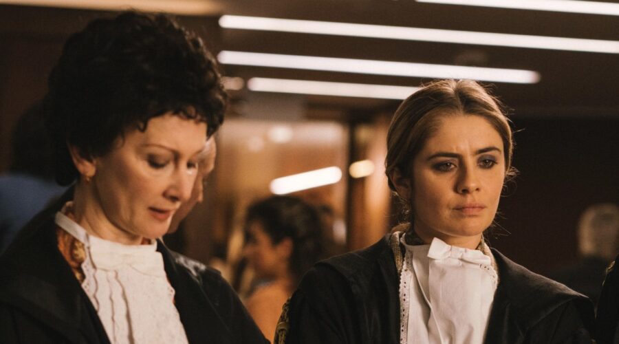 Da sinistra: Pia Lanciotti (Avv. Tina Lagostena Bassi) e Greta Scarano (Teresa Capogrossi) in una scena di