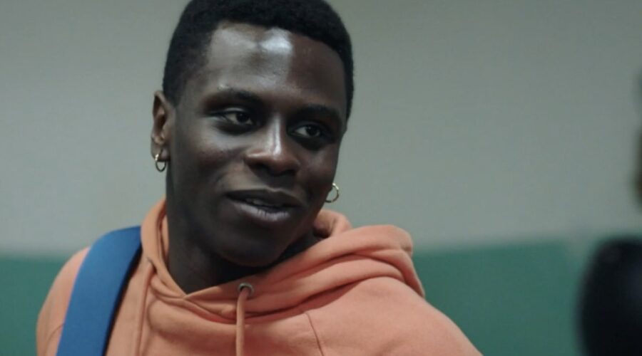 Screenshot di Khadim Faye (Rayan) in una scena Di