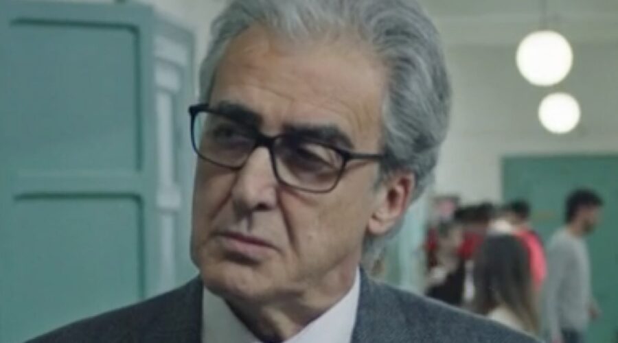 Screenshot di Paolo Bessegato (Prof. Lombardi) in una scena Di
