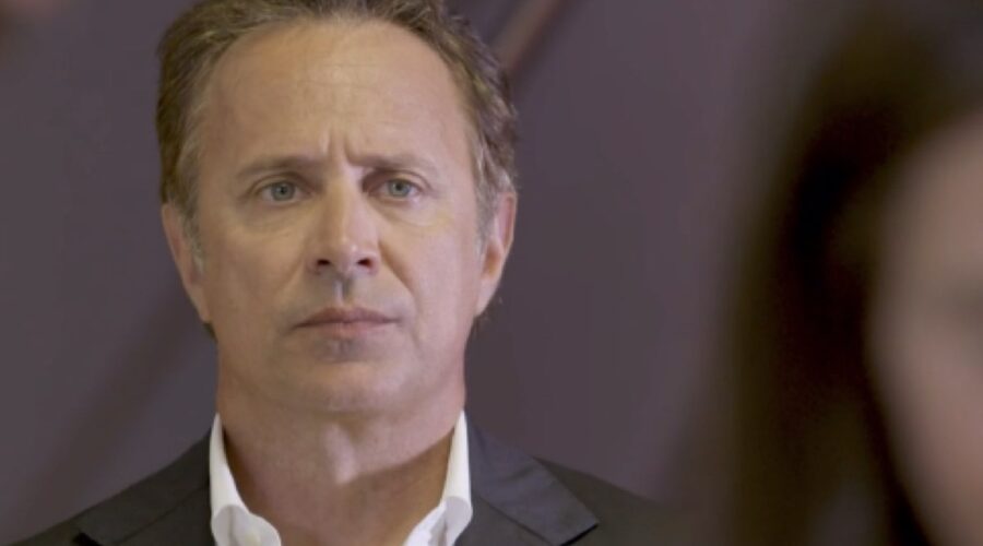 Screenshot di Paolo Romano (Eugenio Nicotera) in una scena di