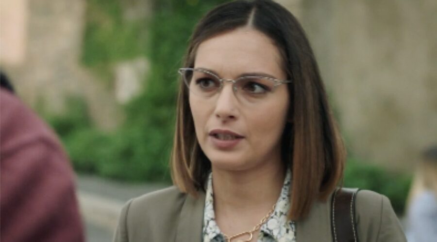 Screenshot di Sara Cardinaletti (Prof.ssa Marina) in una scena Di