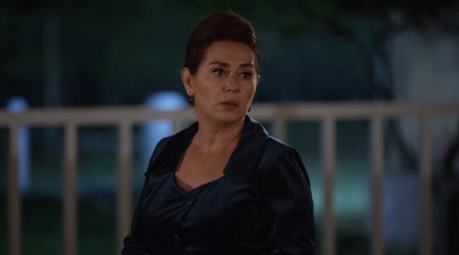 Nazal Kesal (Sevda Çaglayan) in una scena di ”Terra Amara”. Credits: Mediaset