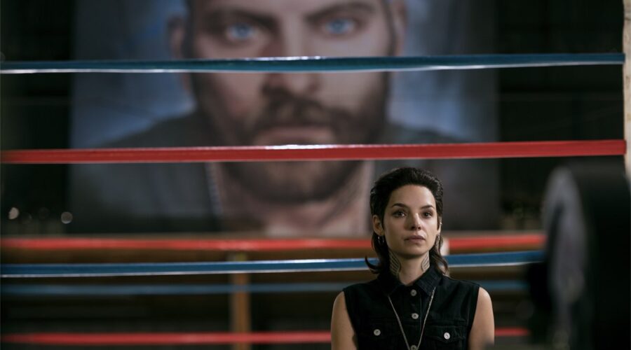 In Suburraeterna, Nadia muore. In questa foto, il telo con dipinto il volto di Aureliano campeggia sulla testa di Nadia (Federica Sabatini) in una scena di “Suburræterna”. Credits: Emanuela Scarpa/Netflix © 2023.