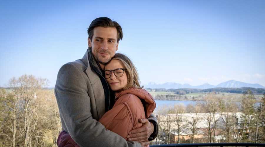Da sinistra: Sandro Kirzel (Paul Lindbergh) e Lena Conzendorf (Josephine Klee) in una scena di “Tempesta D'Amore”. Credits: Das Erste/RTI Mediaset. (Tempesta d'amore 18 novembre 2023)