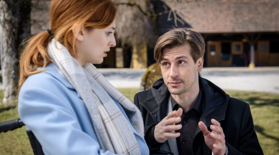 Da sinistra: Sophia Schiller (Constanze Von Thalheim) e Sandro Kirtzel (Paul Lindbergh) in una scena di “Tempesta D'Amore”. Credits: Das Erste/RTI Mediaset. (Tempesta D'Amore 6 dicembre 2023)