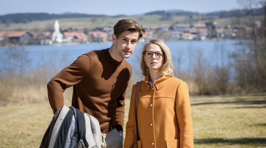 Da sinistra: Sandro Kirzel (Paul Lindbergh) e Lena Conzendorf (Josephine Klee) in una scena di “Tempesta D'Amore”. Credits: Das Erste/RTI Mediaset. (Tempesta D'Amore 11 novembre 2023)