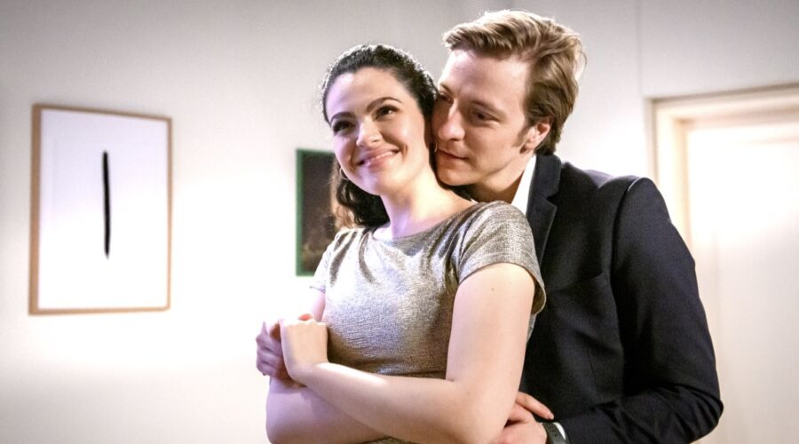 Da sinistra: Merve Çakir (Shirin Ceylan) e Johannes Huth (Gerry Richter) in “Tempesta D'Amore”. Credits Das Erste/RTI Mediaset. (Tempesta D'Amore 1 dicembre 2023)