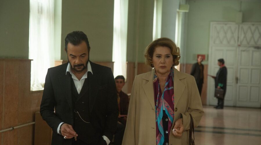 Da sinistra: Kerem Alisik (Fekeli) e Hülya Darcan (Lütfiye Duman) in una scena di “Terra Amara”. Credits: RTI Mediaset.
