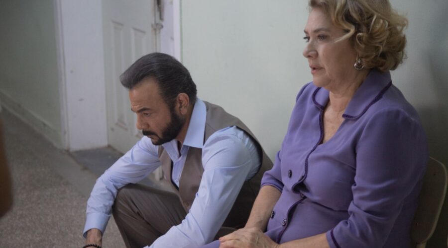 Da sinistra: Kerem Alışık (Fekeli) e Sibel Taşçıoğlu (Sermin) in una scena di “Terra Amara”. Credits: Mediaset.