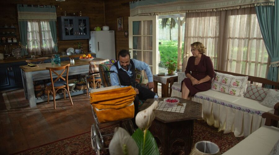 Da sinistra: Kerem Alisik (Fekeli) e Hülya Darcan (Lütfiye Duman) in una scena di “Terra Amara”. Credits: RTI Mediaset.