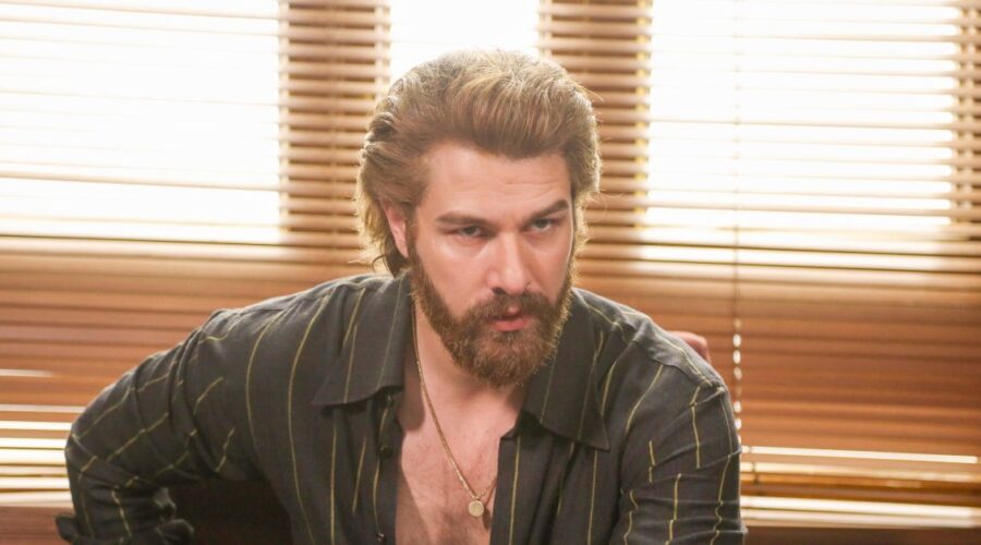 Furkan Palalı (Fikret) in una scena di “Terra Amara”. Credits: RTI Mediaset.