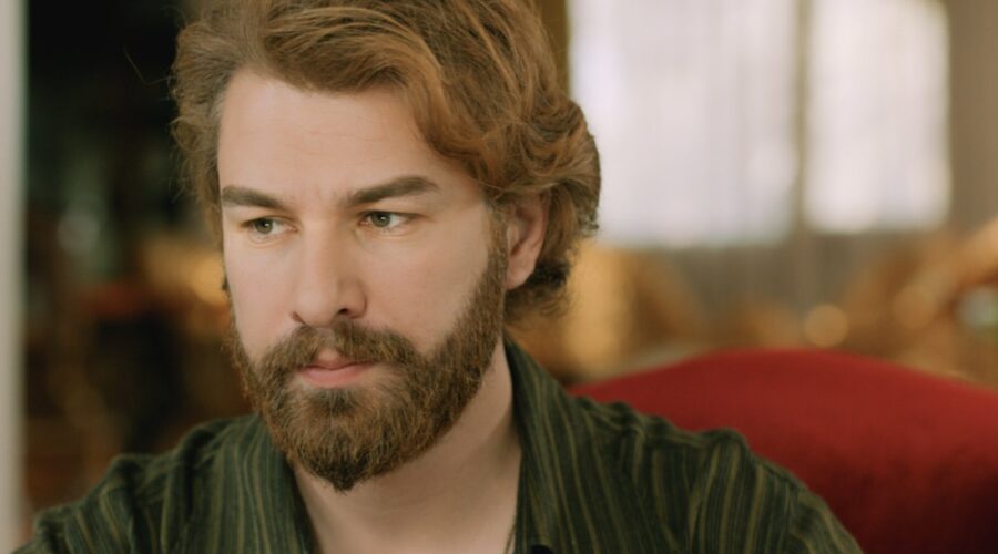 Furkan Palalı (Fikret) in una scena di “Terra Amara”. Credits: Mediaset.