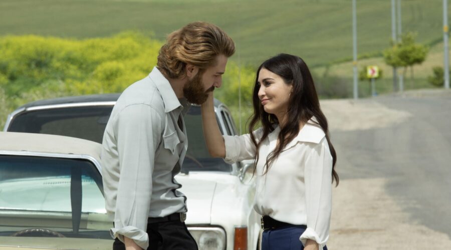 Da sinistra: Furkan Palali (Fikret) e Melike Yalova (Müjgan Hekimoglu) in una scena di “Terra Amara”. Credits: Mediaset.