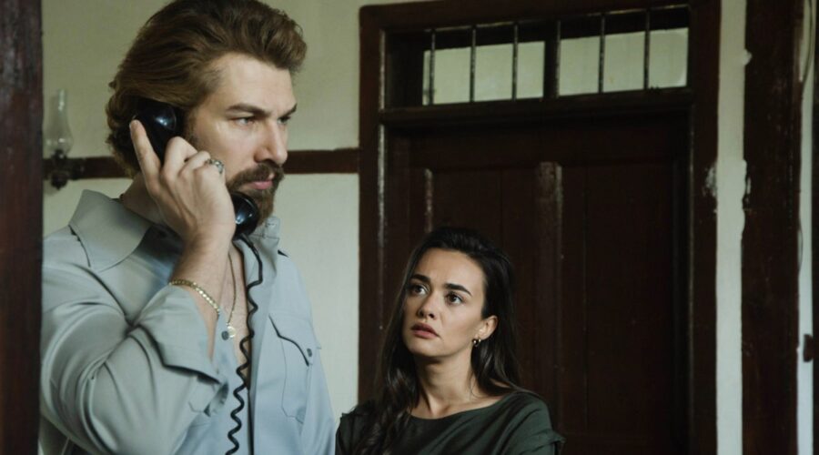 Da sinistra: Furkan Palali (Fikret) e Hande Soral (Umit Kaharaman/Ayla Özden) in una scena di “Terra Amara”. Credits: RTI Mediaset.