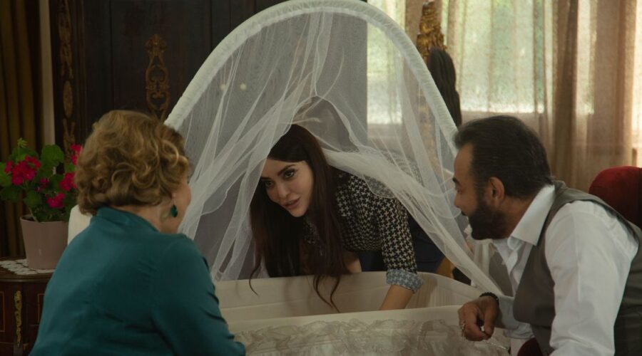 Da sinistra: Hülya Darcan (Lütfiye Duman), Melike Yalova (Müjgan Hekimoglu) e Kerem Alisik (Fekeli) in una scena di “Terra Amara”. Credits: RTI Mediaset.