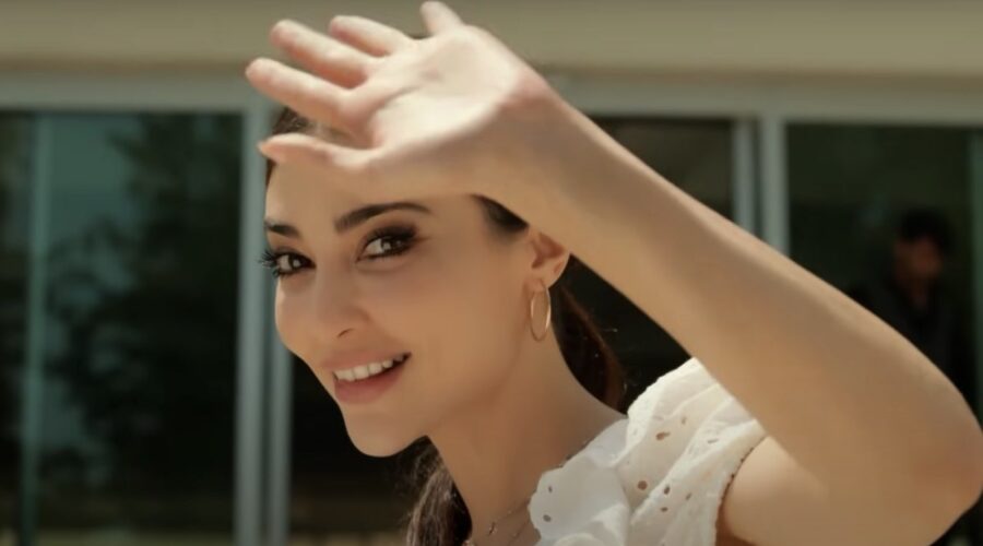 Müjgan (Melike İpek Yalova) in una scena di “Terra Amara”. Credits: Cattura schermo.