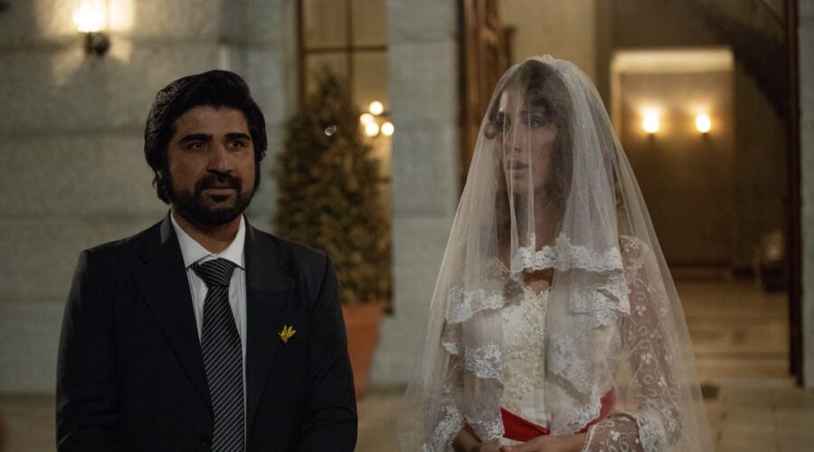 Da sinistra: Rasit (Sahin Vural) e Fadik (Polen Emre) si sposano in una scena di “Terra Amara”. Credits: Mediaset.