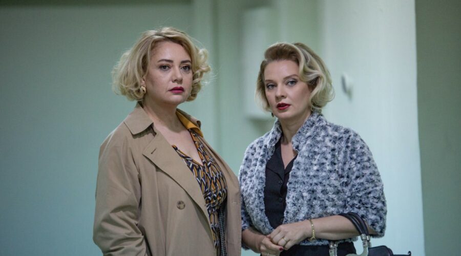 Da sinistra: Sibel Taşçıoğlu (Sermin) e Yeliz Doğramacılar (Füsun) in una scena di “Terra Amara”. Credits: Mediaset.