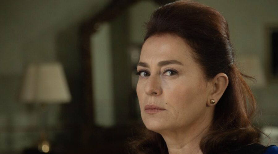 Nazal Kesal (Sevda Çaglayan) in una scena di “Terra Amara”. Credits: Mediaset.