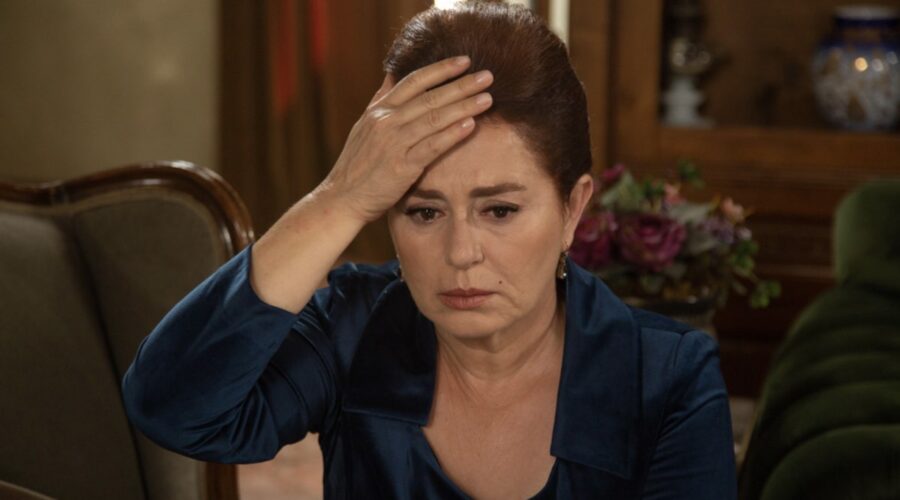 Nazal Kesal (Sevda Çaglayan) in una scena di “Terra Amara”. Credits: Mediaset.